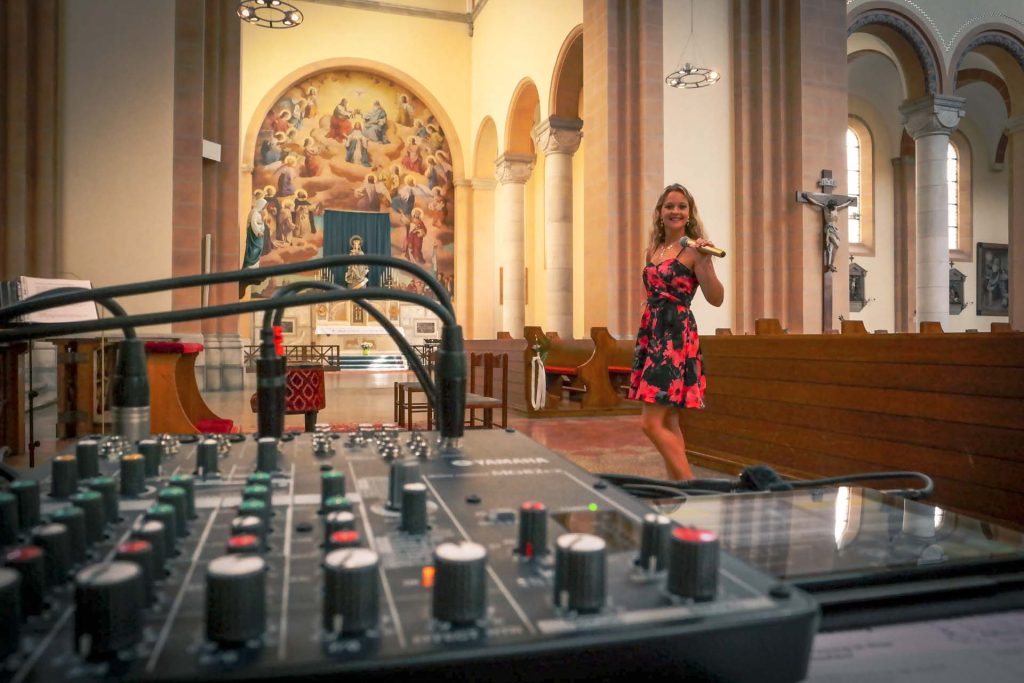 Hochzeitssängerin Renate live mit Mikrofon in Kirche